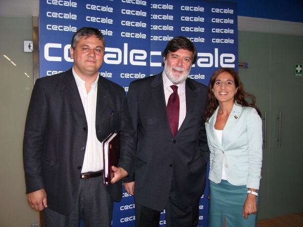 De izq a der: Daniel Pierini (Presidente Solo10.com S.A.), Santiago Aparicio Jimenez (Presidente FOES) y Vanina Yanino (Responsable Embajada Argentina) alt